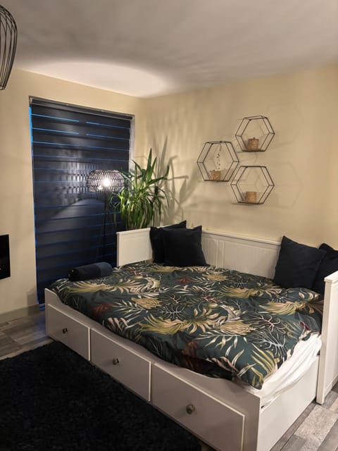 Luxury stay Kings Annexe 5 minutes from Longleat Apartment in Warminster