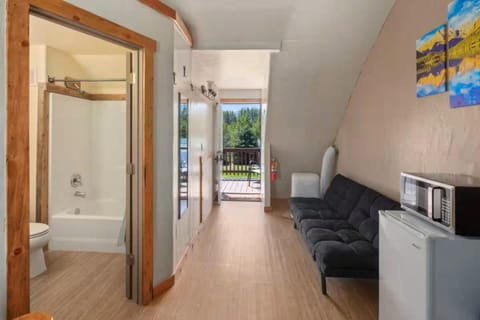 Sky Eco - Cabins & Studios Cabin in Glacier National Park