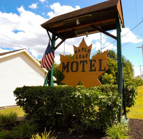 Maple Leaf Lodge Nature lodge in Schroon Lake