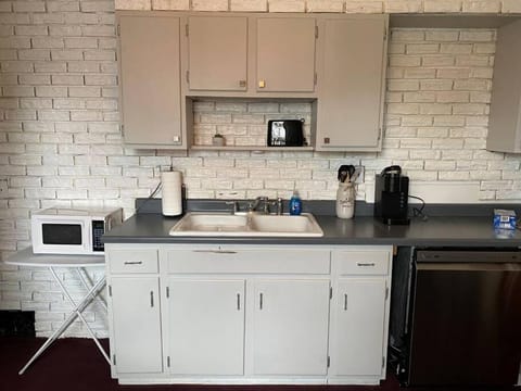 2-Bedroom Quincy Apt. with private parking & Wifi Apartment in Quincy