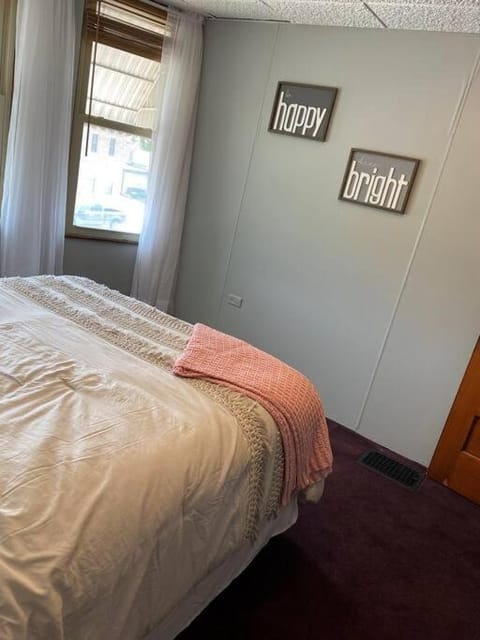 2-Bedroom Quincy Apt. with private parking & Wifi Apartment in Quincy