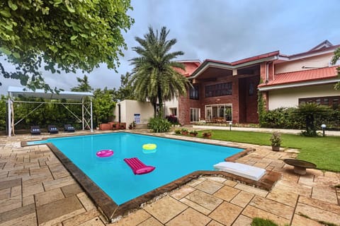 Property building, Facade/entrance, Garden, Garden view, Pool view, Swimming pool