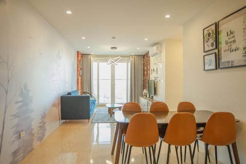 TV and multimedia, Living room, Photo of the whole room, Seating area, Dining area