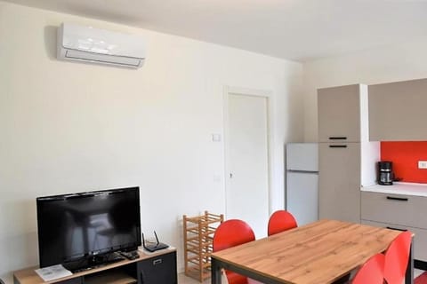 TV and multimedia, Kitchen or kitchenette, Living room, Dining area, air conditioner