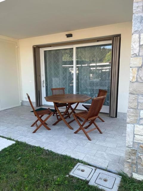 Patio, Day, Dining area