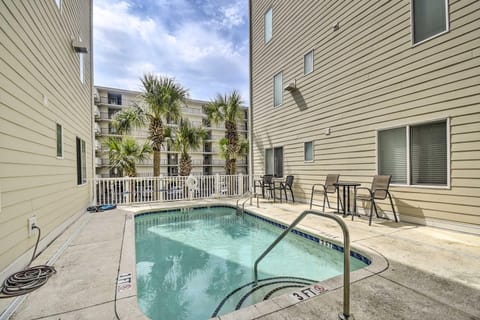 Walk to Shore Roomy Condo in North Myrtle Beach! Apartment in North Myrtle Beach