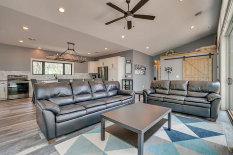 Hot Tub and Dock Beachfront Oasis in Stockholm! House in Lake Pepin