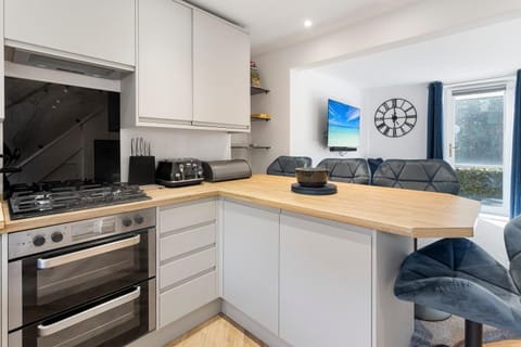 Kitchen or kitchenette, Living room, Seating area, Dining area, pet friendly