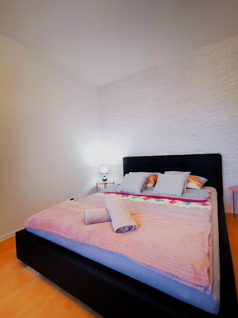 Bed, Bedroom, towels