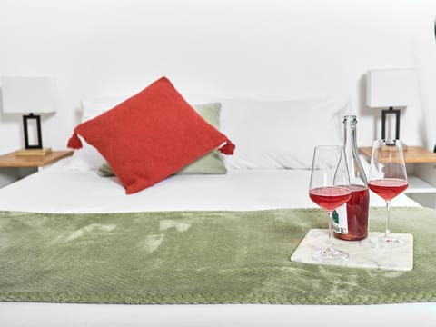 Living room, Photo of the whole room, Seating area, Alcoholic drinks
