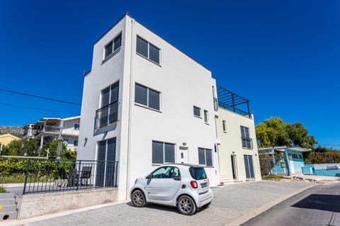 Property building, Street view, Parking