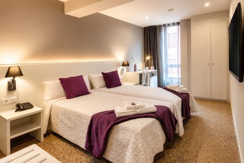 Bed, TV and multimedia, Bedroom