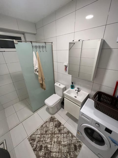 Shower, Toilet, Bathroom, towels, washing machine