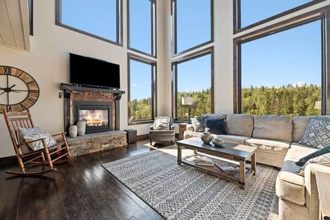 Altitude Adjustment- Panoramic Views, Sleeps 12 House in North Lawrence