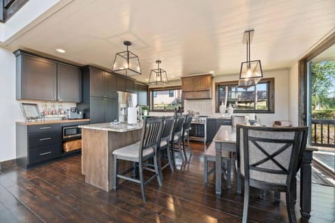 Altitude Adjustment- Panoramic Views, Sleeps 12 House in North Lawrence