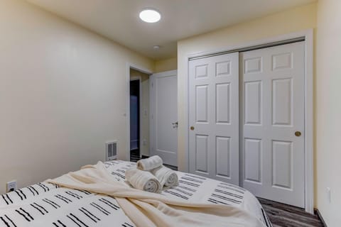 Bed, Photo of the whole room, Bedroom, towels, wardrobe