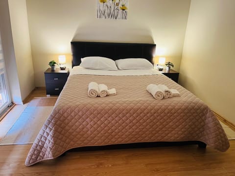 Bed, Bedroom, towels