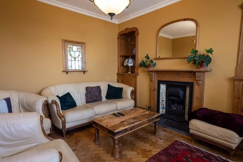 Lamack Vale House, Tenby, 5 Bedrooms with Private Heated Indoor Swimming Pool & Parking House in Wales