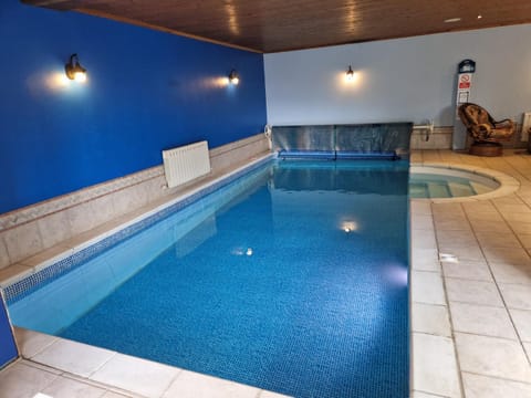 Lamack Vale House, Tenby, 5 Bedrooms with Private Heated Indoor Swimming Pool & Parking House in Wales