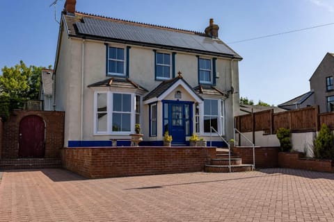 Lamack Vale House, Tenby, 5 Bedrooms with Private Heated Indoor Swimming Pool & Parking House in Wales