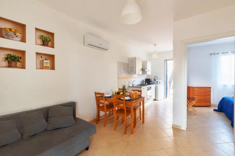 Kitchen or kitchenette, Living room, Seating area, Dining area, air conditioner