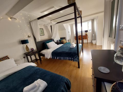 Pilgrims of the Goddess Bed and Breakfast in Glastonbury