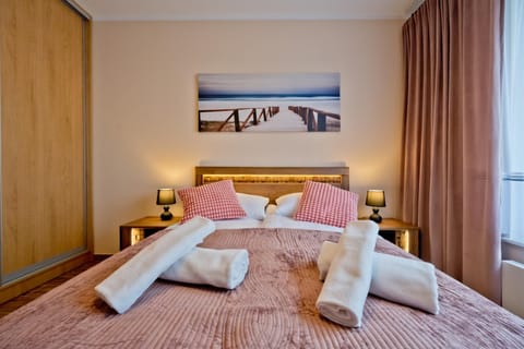 Bed, Photo of the whole room, Seating area, Bedroom, towels