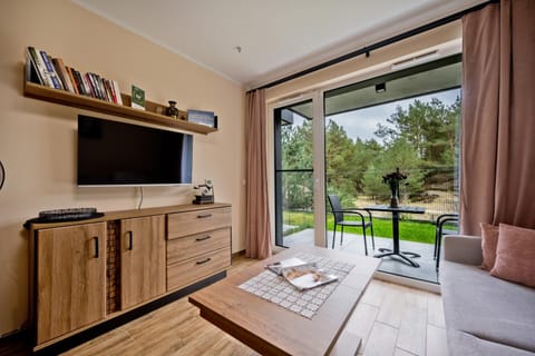 Communal lounge/ TV room, Spring, Day, Natural landscape, Garden, TV and multimedia, View (from property/room), Balcony/Terrace, Living room, Seating area, Evening entertainment, Garden view