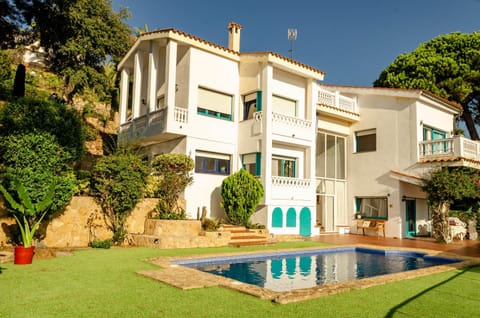 Property building, Day, Garden, Garden view, Pool view, Swimming pool, sunbed