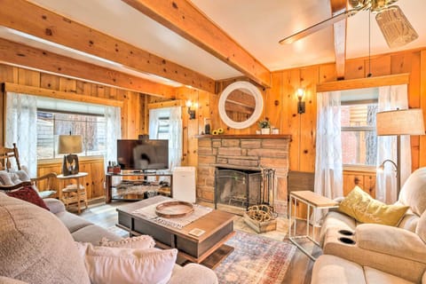 Wrightwood Cabin with Cozy Interior! Cabin in Wrightwood