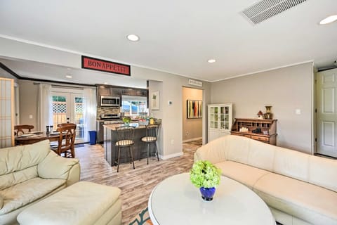 Near I-405 and 1 Mi to Dtwn! Kirkland Family Home House in Kirkland