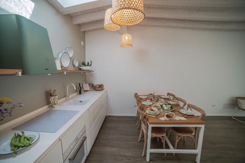 Kitchen or kitchenette, Food and drinks, Dining area