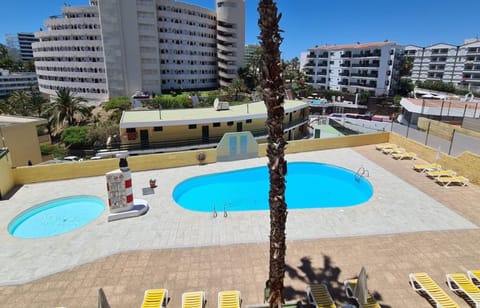 Swimming pool, sunbed