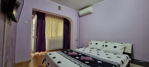 Bed, TV and multimedia, Photo of the whole room, Bedroom, air conditioner