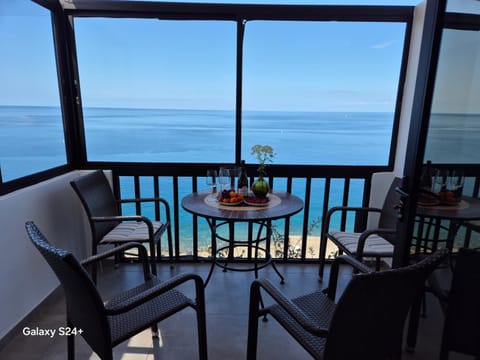 Day, Natural landscape, Balcony/Terrace, Seating area, Dining area, Sea view