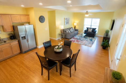 TV and multimedia, Kitchen or kitchenette, Living room, Seating area, Dining area