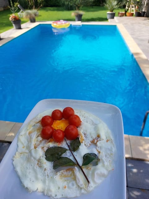 Food and drinks, Food, Pool view, Swimming pool, Breakfast, Continental breakfast