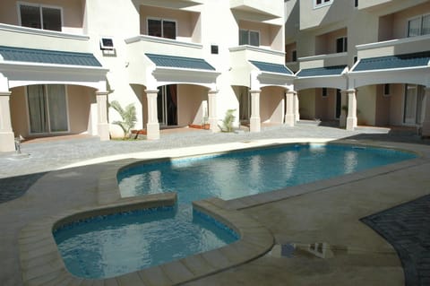 Kitchen or kitchenette, Swimming pool