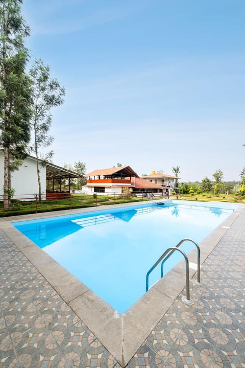 Pool view, Swimming pool, sunbed