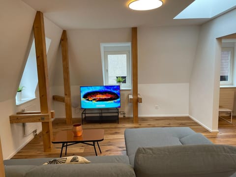TV and multimedia, Living room, Seating area, Evening entertainment