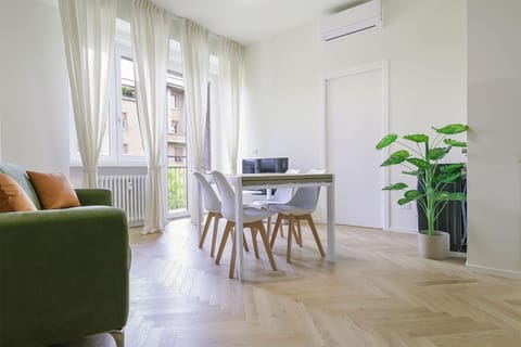 Living room, Seating area, Dining area, air conditioner