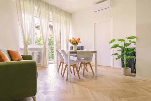 Living room, Seating area, Dining area, air conditioner