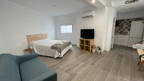 Bed, Seating area, Dining area