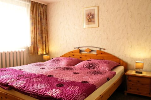 Bed, Photo of the whole room, Bedroom, internet, wardrobe