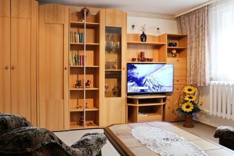 Communal lounge/ TV room, Library, TV and multimedia, Living room, Seating area, Evening entertainment, wardrobe