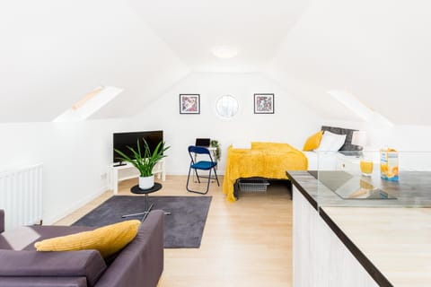 Communal lounge/ TV room, Bed, TV and multimedia, Bedroom