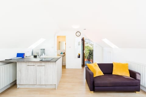 Bathroom, Kitchen or kitchenette, Garden view