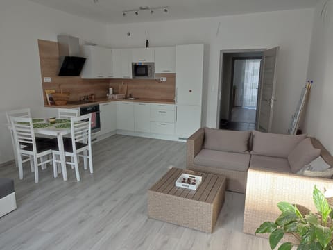 Kitchen or kitchenette, Living room, Seating area, Dining area