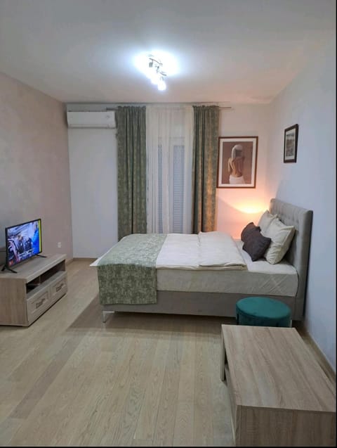 TV and multimedia, Photo of the whole room, Bedroom
