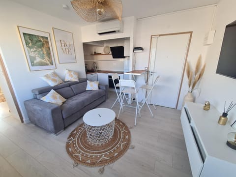 TV and multimedia, Kitchen or kitchenette, Living room, Seating area, Dining area